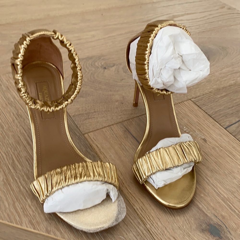 ‼️SOLD‼️Gold heel